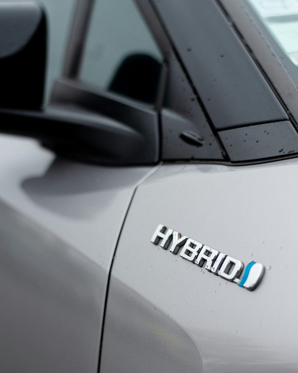 Véhicule hybride Toyota badge HYBRID